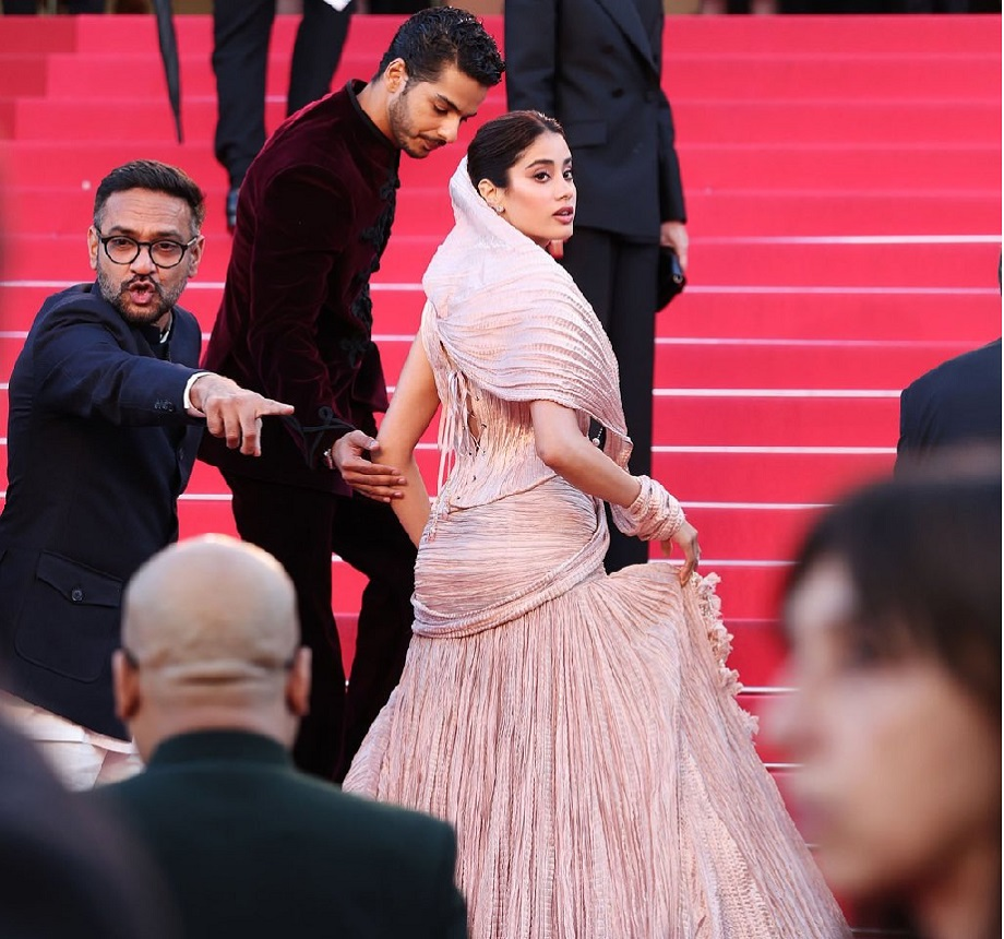 कान्स फिल्म फेस्टिवल में जाह्नवी कपूर का देसी अंदाज़, पारंपरिक गहनों में दिखीं भारतीय विरासत की झलक